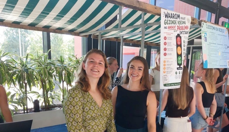 Studenten Marjan en Ilse tijdens PZW presenteert vertellen over hun PZW project bij Humanitas DMH