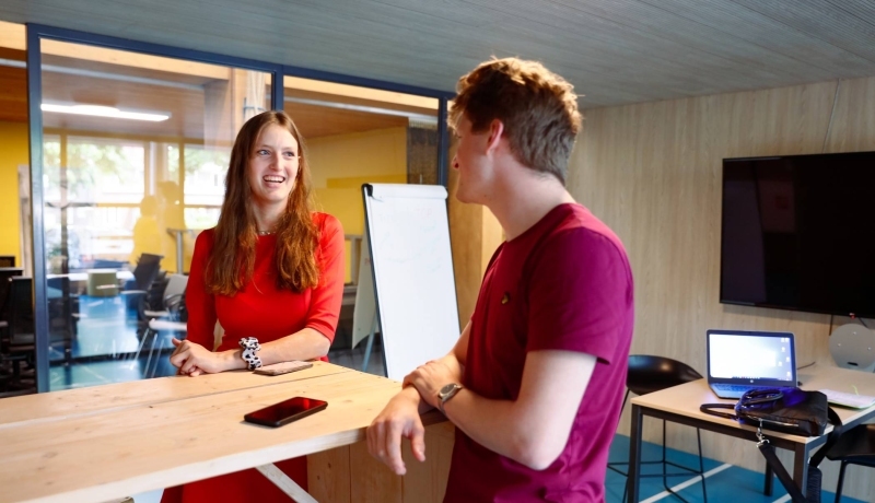 Cursist Duits in gesprek met een taalcoach van de HAN.
