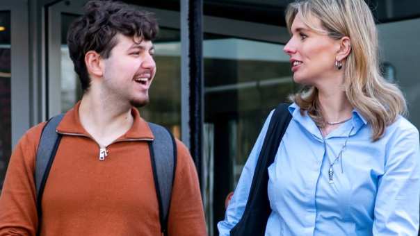 Twee studenten hbo bachelor Logistics Management lopen het HAN gebouw uit