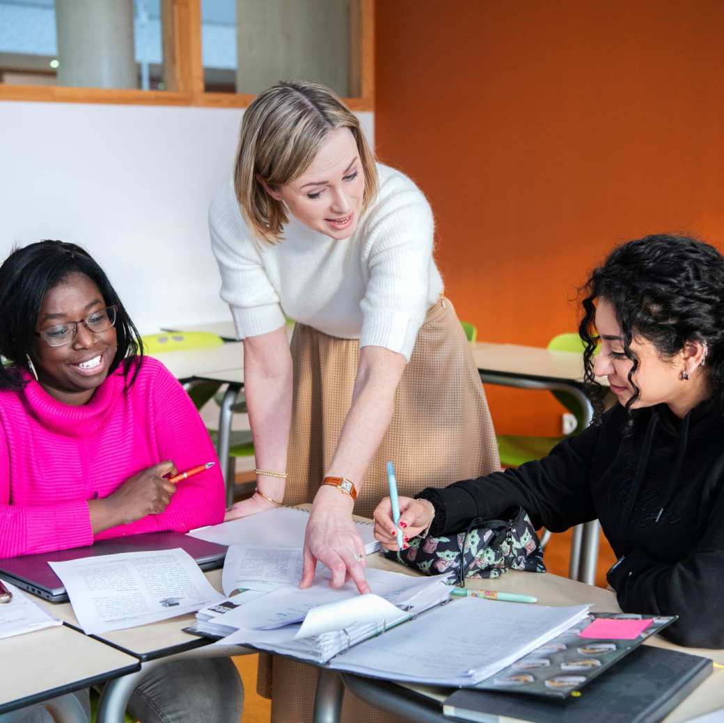 Docent Nederlands wijst in boek