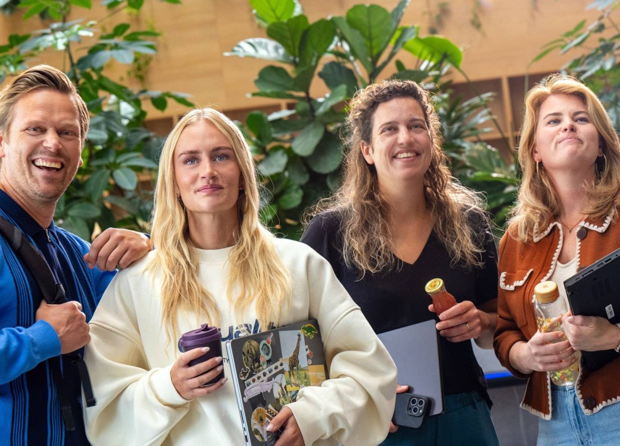 verschillende masterstudenten verzameld op een groepsfoto op de campus