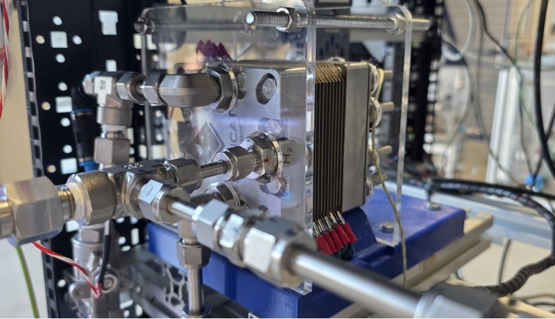 Foto van machines elektrolyse-installaties binnen onderzoek Sander Helmig voor HyPRO-project