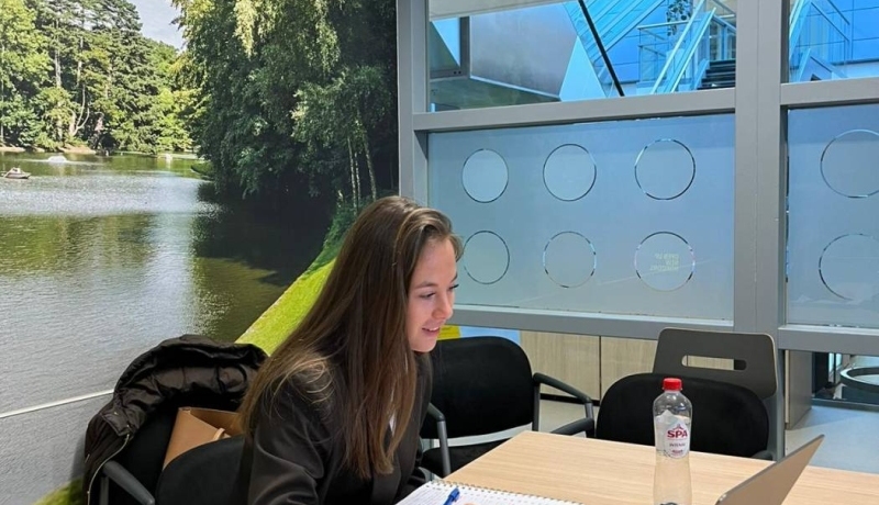 Isabella de Back, lid van HAN Sales Team aan het werk