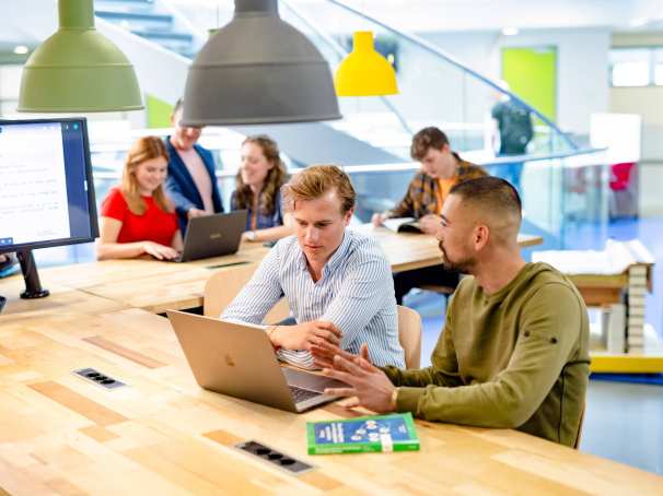 Facility Management, foto 8219, studenten aan het werk op de laptop, samenwerken