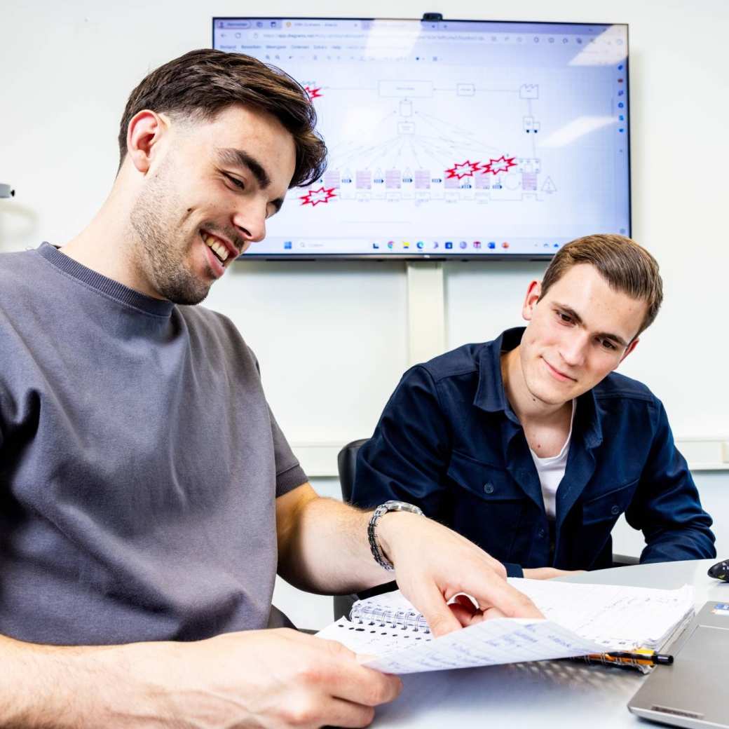 technische bedrijfskunde studenten werken samen
