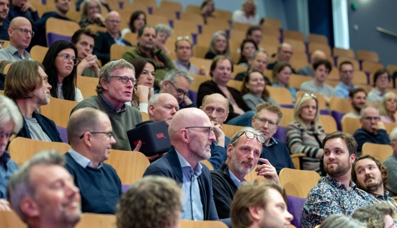 Zaal vol deelnemers luistert naar spreker
