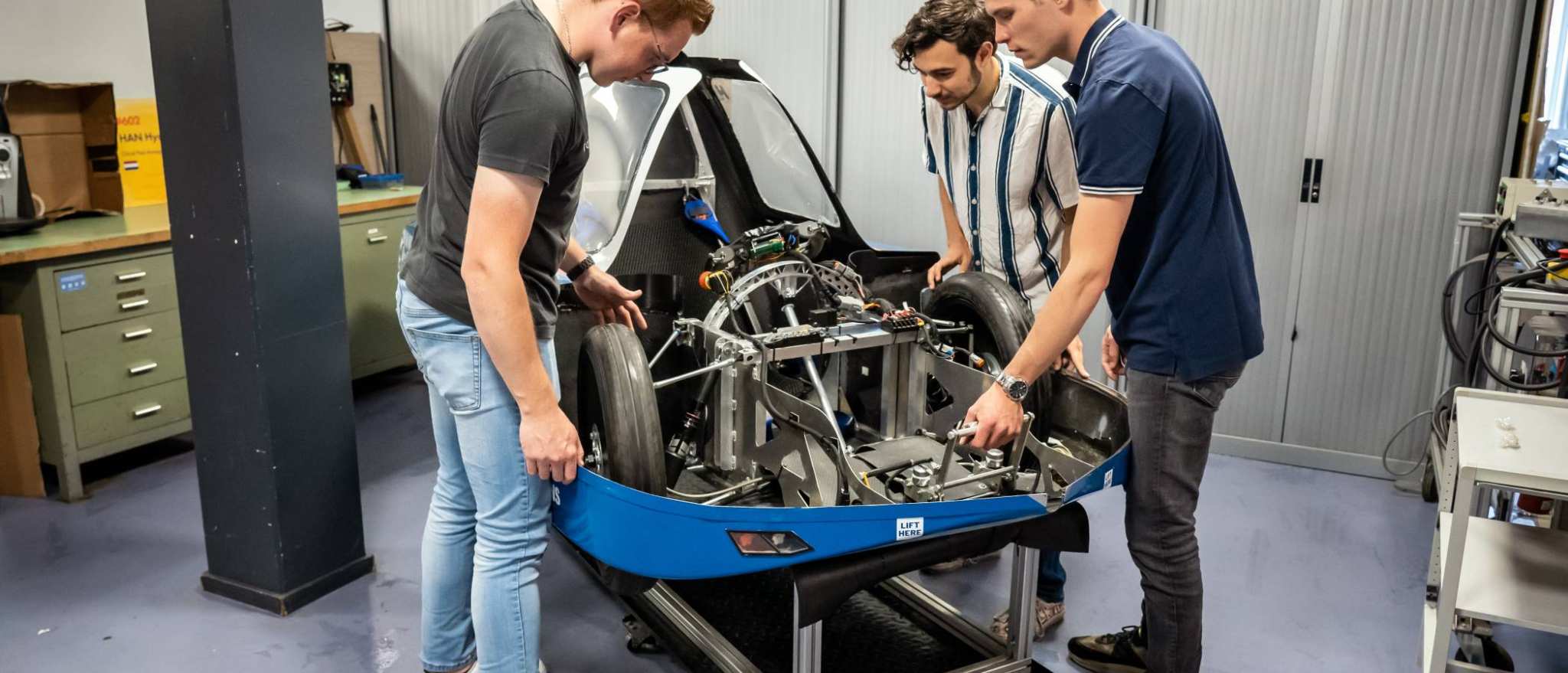 Drie studenten automotive werken samen aan het MH15 voertuig van de HAN.