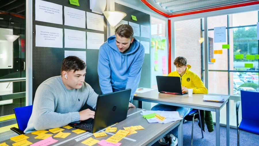 CE-Innovation_workspace_2021_MHF5646, drie jongens, computer, studie, laptop. post its briefjes, overleggen, plan maken