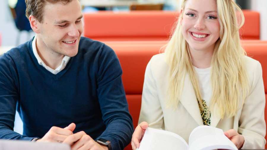 2 HAN studenten Human Resource Management overleggen in een leslokaal