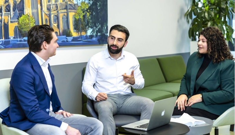 Studenten van onze post-hbo finance opleidingen overleggen met elkaar.