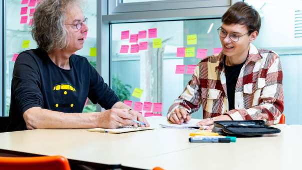 Student Technische Bedrijfskunde - Future (y)our Energy heeft overleg met een docent