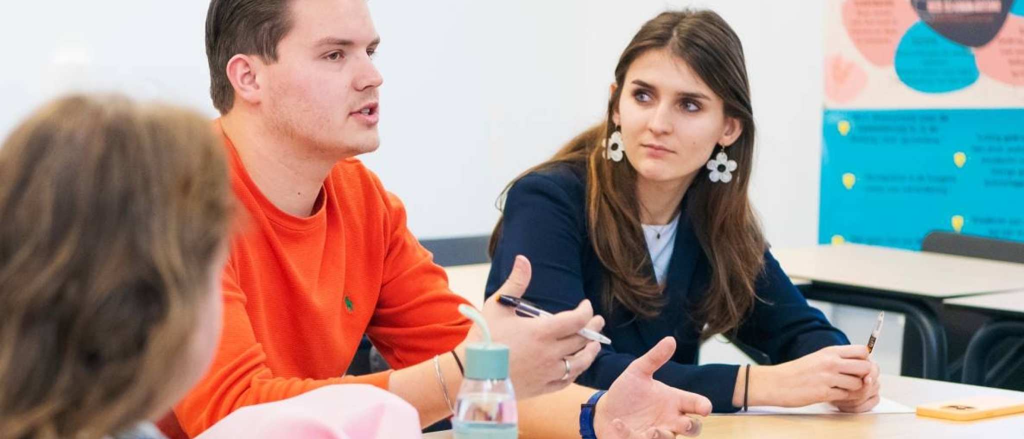 AMM LLO student legt iets uit tijdens les 2025