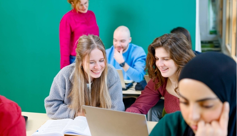 Studenten aan het werk achter een laptop