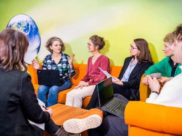 docenten in overleg op de groenewoudseweg
