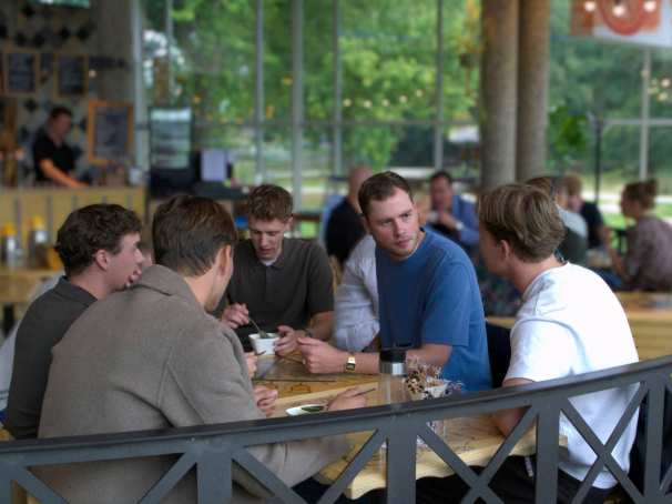 Nieuwe studenten van de Master Integraal Adviseur MKB lunchen samen op de introductiedag.