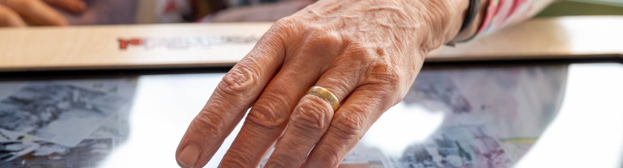 Centre of Expertise Bestendige Zorg - hand oudere interactieve digitale belevenistafel