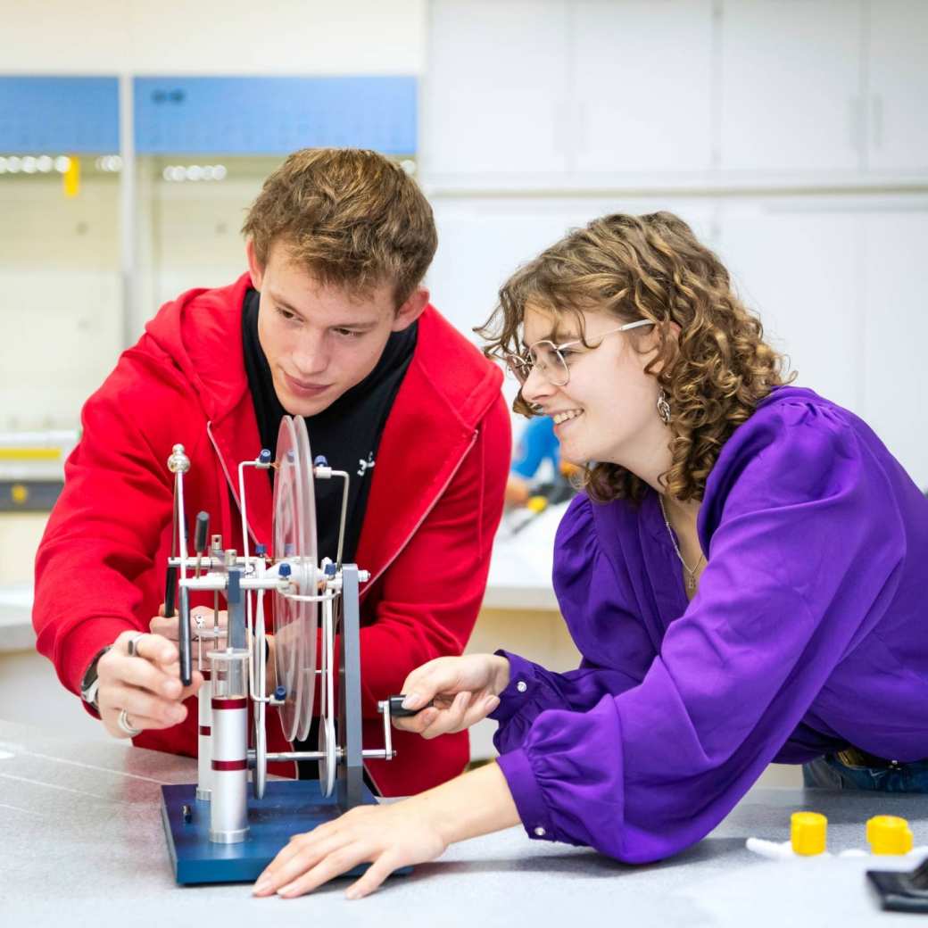 Twee studenten voeren een proef uit.