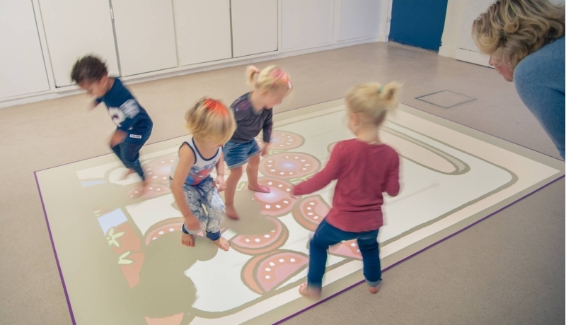 Kinderen springen op een springmat: www.springlab.nl/kinderopvang-beweegvloer