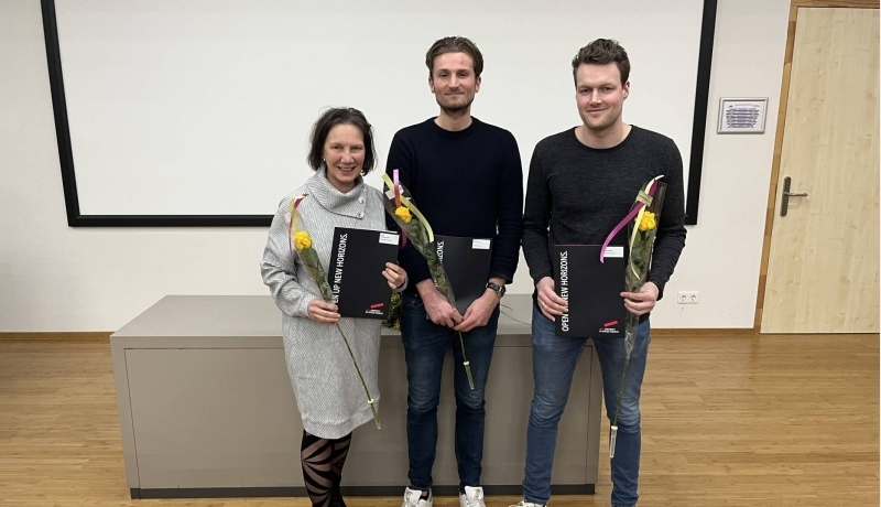 Foto van drie afgestudeerde Masterstudenten uit de Academie Educatie met hun diploma's