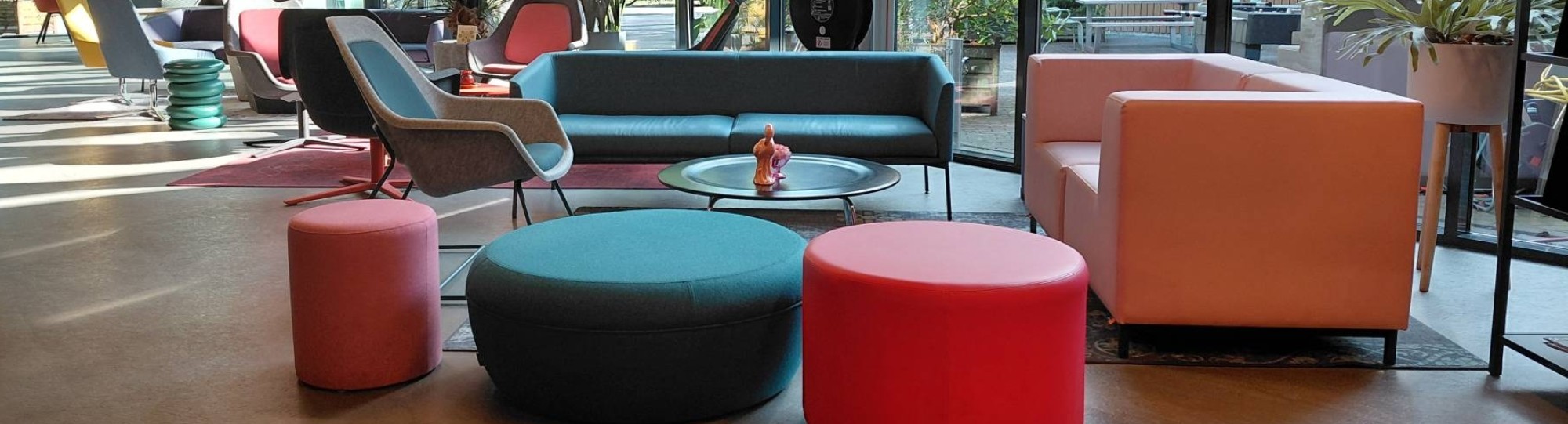 Interier hal InnovatieHub Circulair Wijchen. Meshallen is naam van de locatie. Enkele studenten van de minor Circulaire Economie voeren hier hun projecten uit.