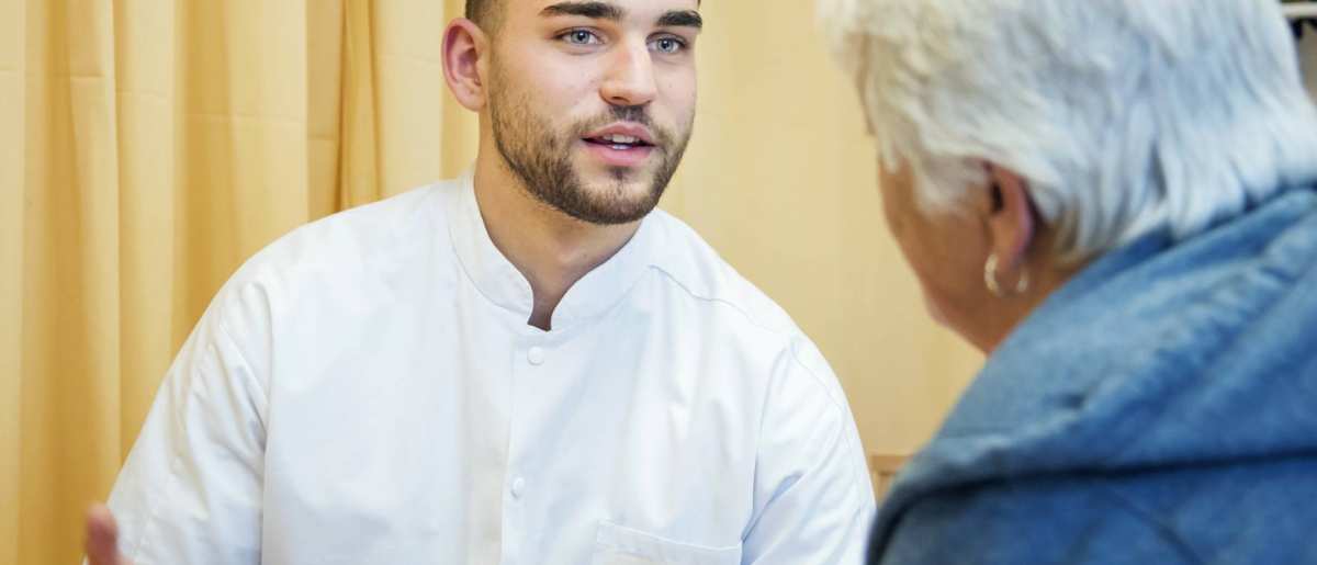 Voltijd Verpleegkunde student in gesprek met cliÃ«nt/ patiÃ«nt-4