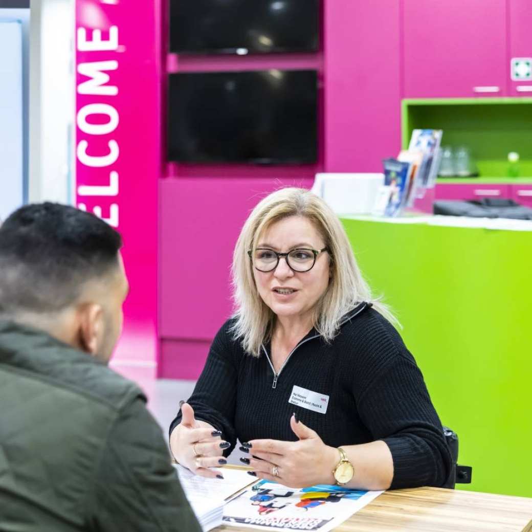 deeltijd studenten ict bezoeken de open avond van de han