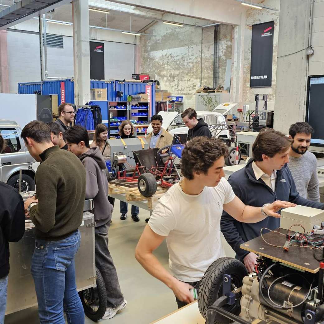 De faciliteiten in HAN@CONNECTR zijn een stuk professioneler geworden, wat mede heeft geholpen dat de HAN gecertificeerd is als een SBB erkend leerbedrijf. Er zal worden samengewerkt met ROC’s om nog beter de verbinding met het werkveld te leggen.