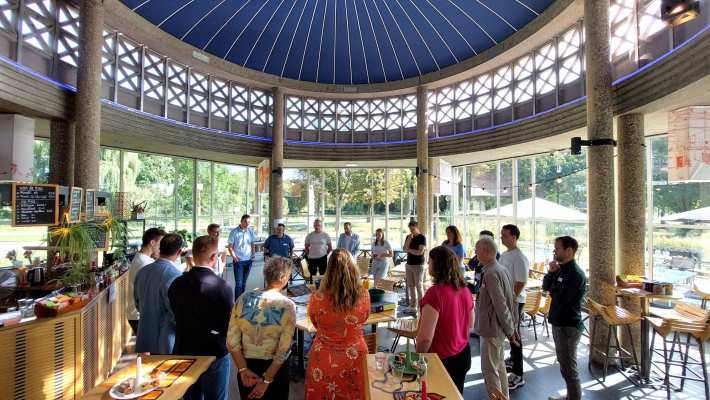 Docenten en studenten van de opleiding Master Integraal Adviseur MKB maken kennis met elkaar in het T-huis in Arnhem.