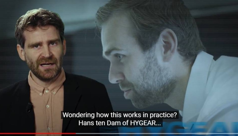Screenshot met Leo Polak en Hans ten Dam