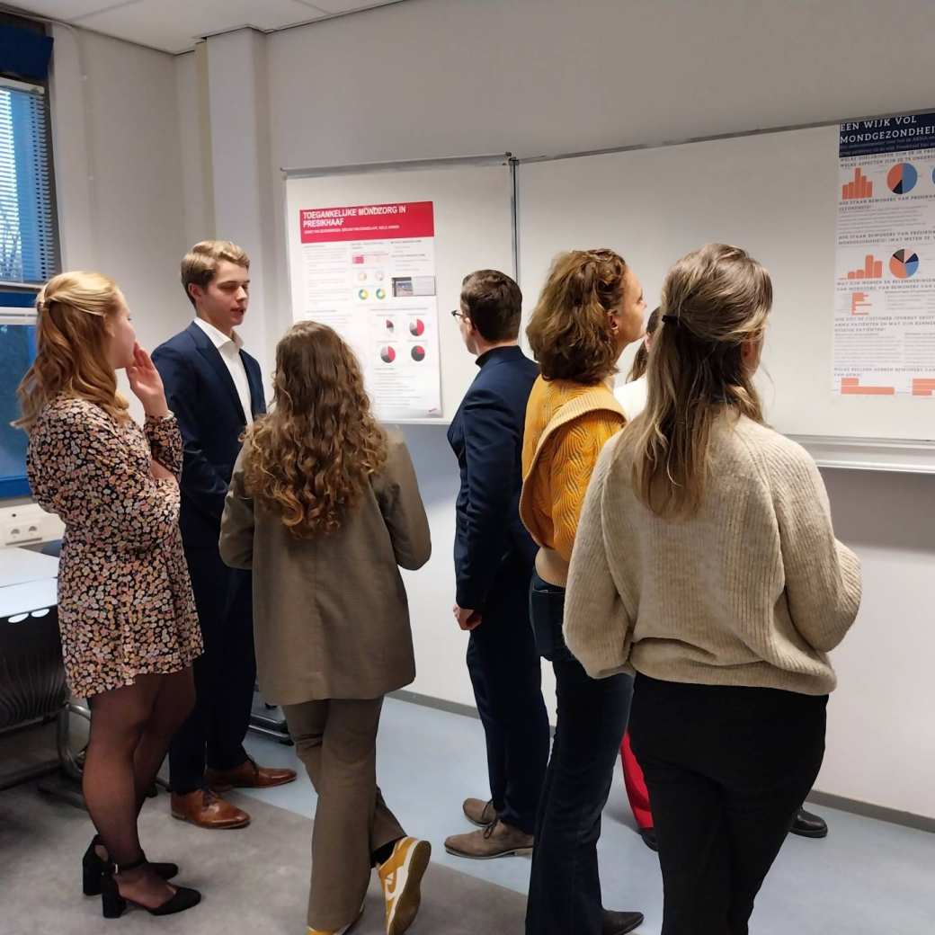 Groep mensen kijkt naar presentatieposters