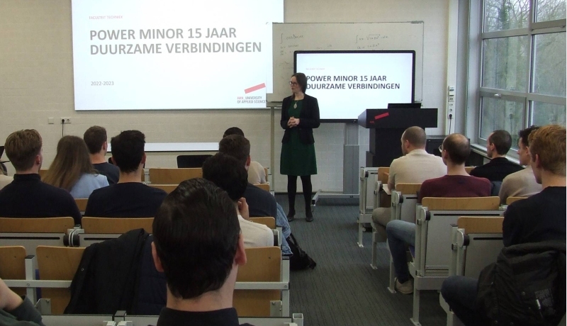 Docent en onderzoeker Joke Westra geeft lezing aan studenten en genodigden ten behoeve van het 15 jarig bestaan van de Power Minor van de Academie Engineering en Automotive.