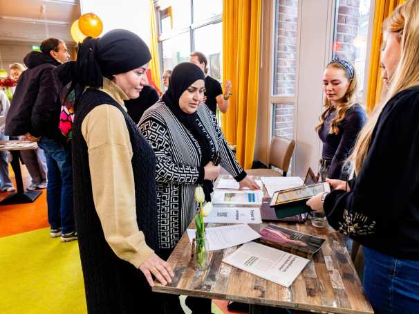 Labs en Werkplaats wijk Lindenholt-studenten-professionals en burgers aan het werk