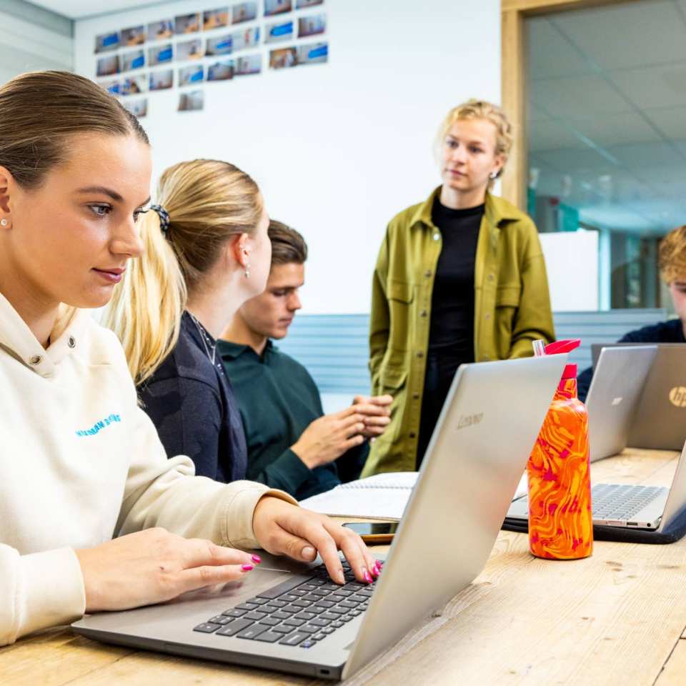 sportkunde sportqube studenten aan het werk met docent2 2023