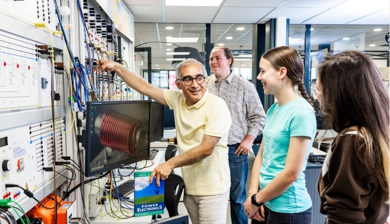 Elektrotechniek studenten werken samen