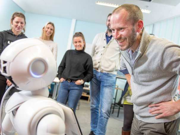 studenten aan het werk met robot