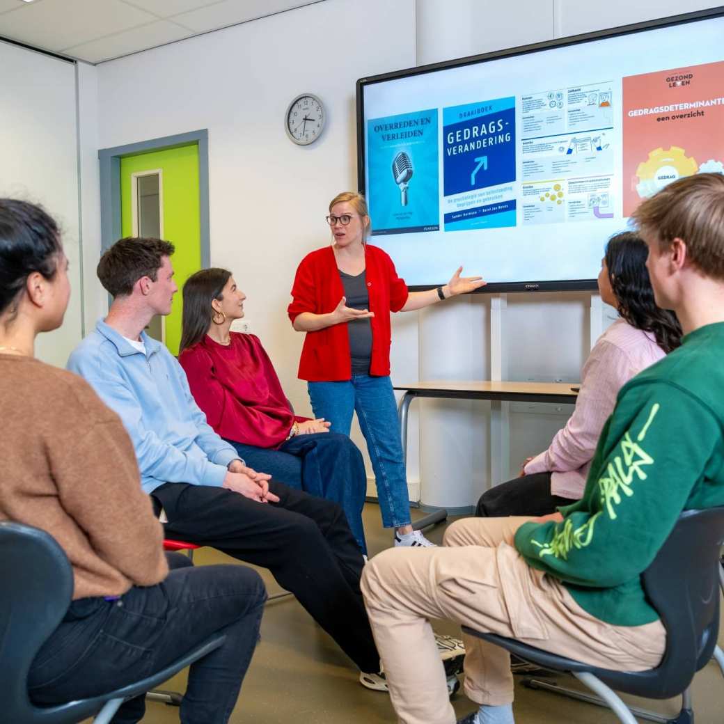 Studenten van HAN Toegepaste Psychologie krijgen les in een kleine groep met hbo studenten