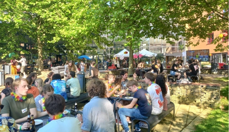 feestende jongeren