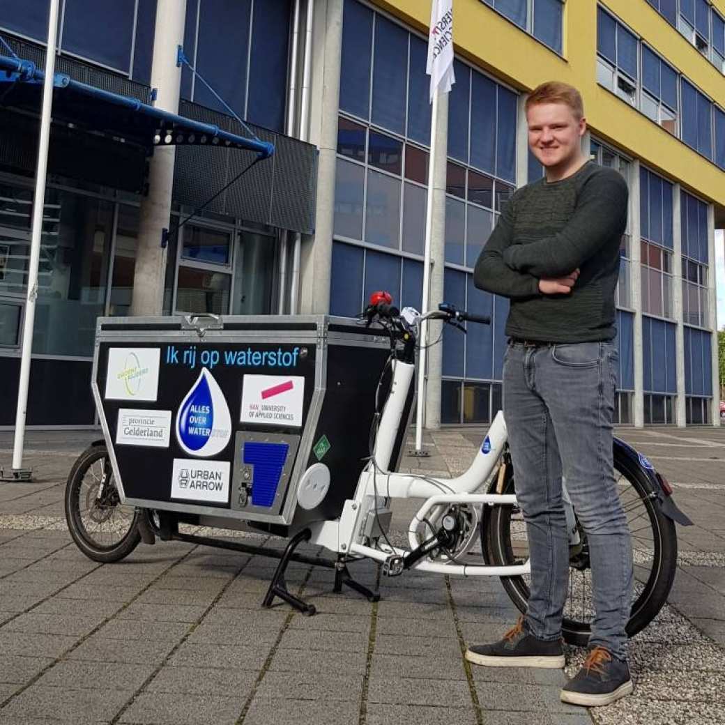 hybride waterstof elektrische bakfiets mika damen student Embedded Systems Engineering voor gebouw Ruitenberglaan 29