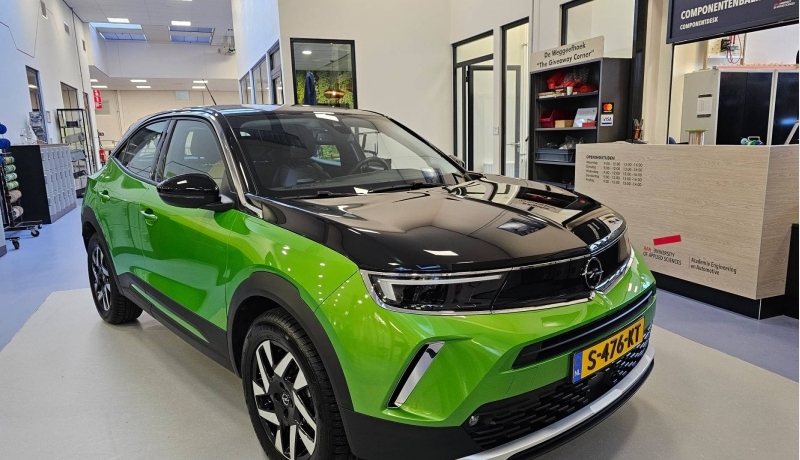 HAN Automotive heeft een Opel Mokka-e ontvangen vanuit partner NRF met als doel om met deze moderne elektrische auto onderzoek te doen binnen het hbo onderwijs.