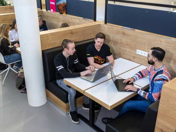 HAN IT en Mediadesign. Techgelderland innotatietool. Inclusive Digital Design & Engineering. Foto studenten in groepjes.