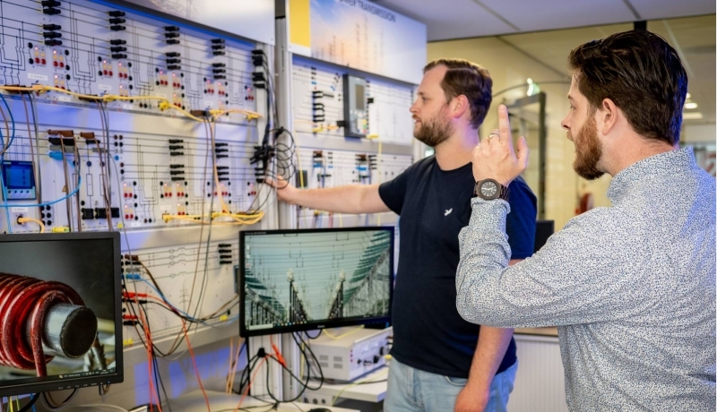 Master Engineering Systems Sustainable Energy student en docent bij de Lucas Nulle panelen.