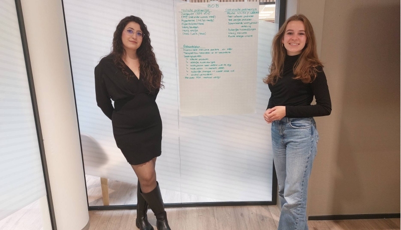 studenten Sarya en Simone voor een flipover met uitgewerkte casus