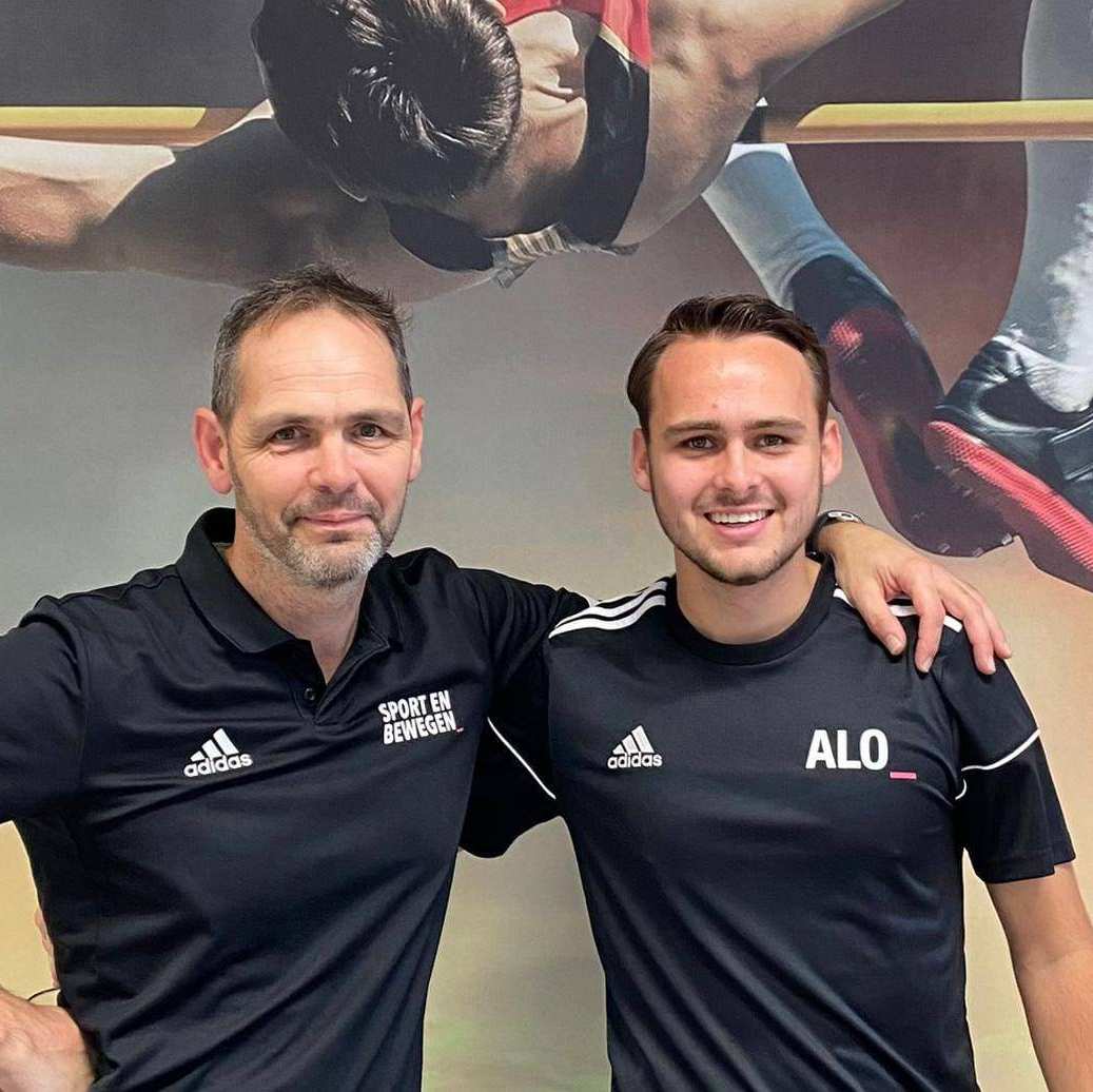 Zo vader zo zoon Robert en Thijs. Gearmd naast elkaar in zwart sport-shirt.