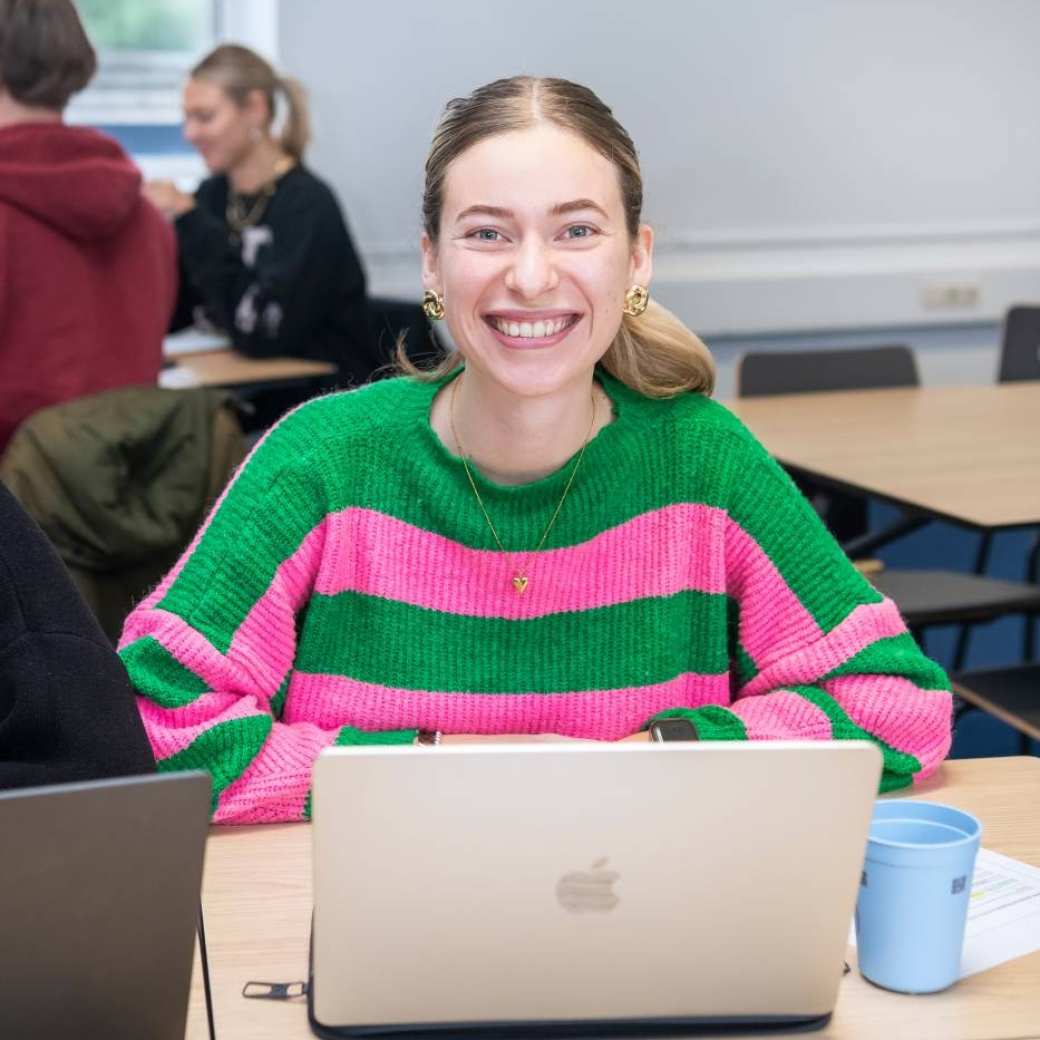 AMM LLO lachende Caitlyn tijdens social work deeltijd