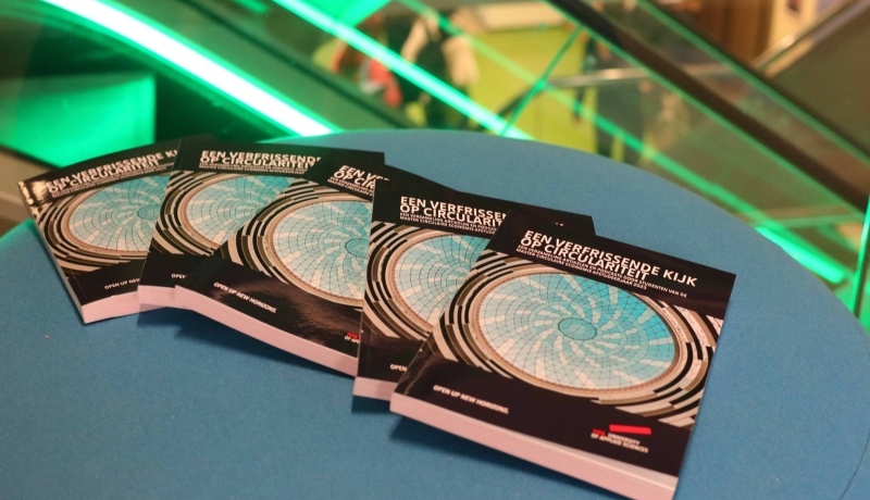 foto van de artikelenbundel gemaakt door de studenten van de master circulaire economie