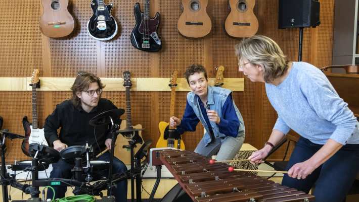 NIET GEBRUIKEN - i.v.m. overlijden M. de Witte | Docent en student Master Vaktherapie - Muziektherapie - maken muziek.