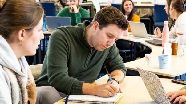 AMM LLO studenten werken tijdens de les aan een vraagstuk
