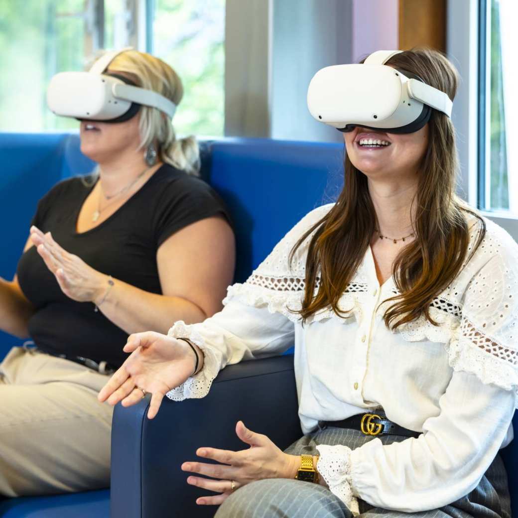 2 studenten met een VR-bril 