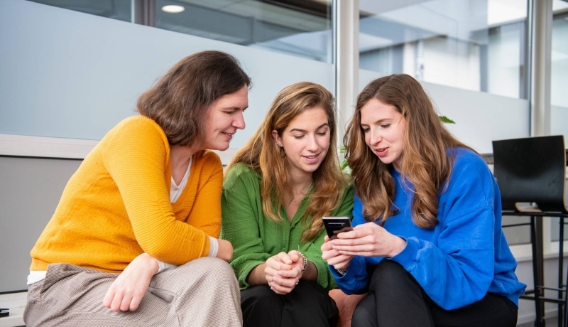 3 deelnemers van een hbo-programma in gesprek.