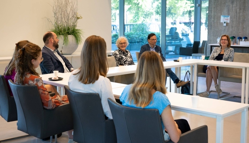 Het CvB bezoekt de Academie Paramedische Studies en luistert naar een verhaal over Tandheelkunde en Mondzorgkunde